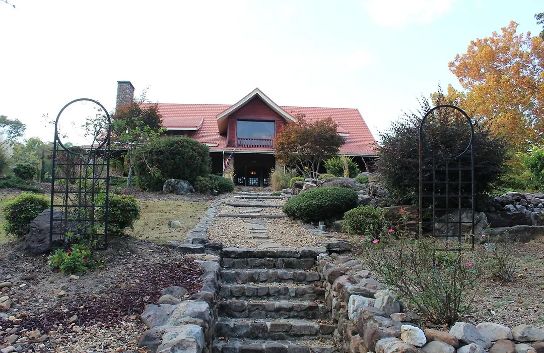 Hilltop Manor B&B-1